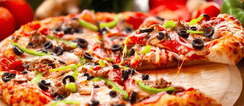 2 lahodné a hojně zdobené pizzy
