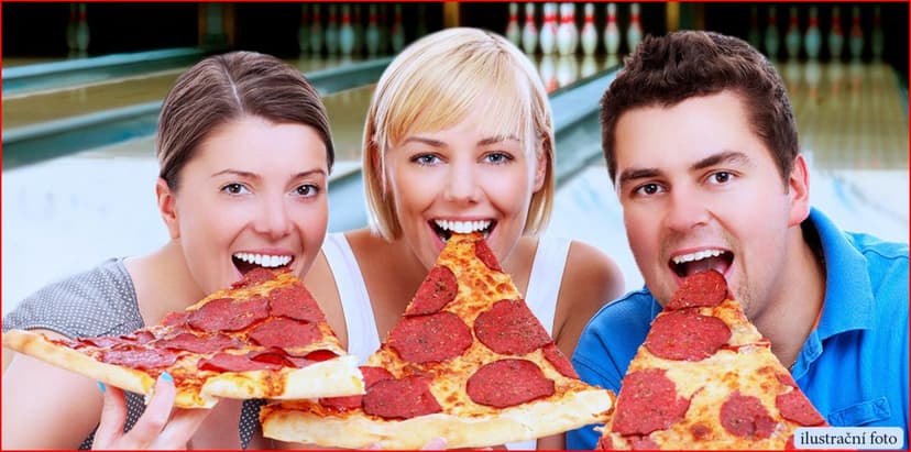 Obrovská pizza a hodina bowlingu až pro 4 hráče