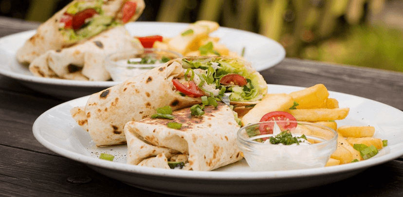 Tortilla s kuřecím masem a steakové hranolky