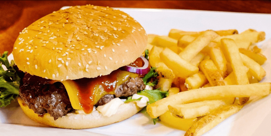 Vynikající burger menu s domácími hranolky