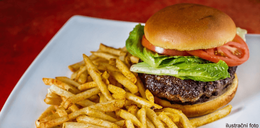 Švejkův burger a hranolky s pivkem