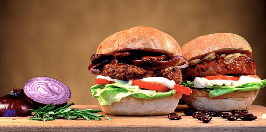 Sweet chilli nebo Tempeh burger vč. hranolek