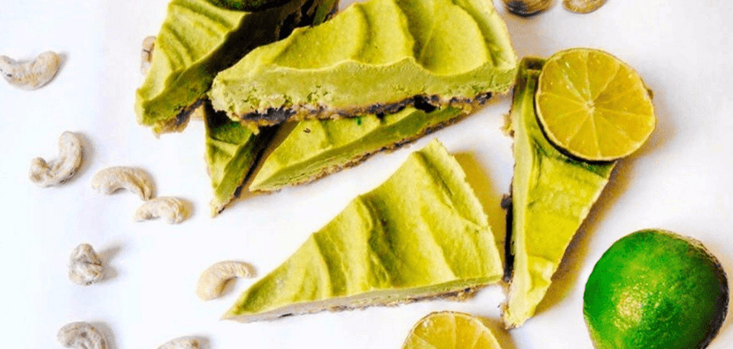 Raw dort a ovocný fresh nápoj