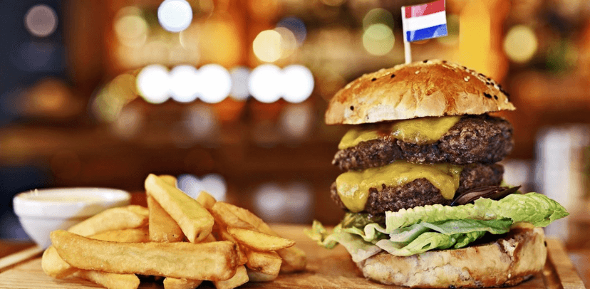 Dvojitý cheeseburger s hranolky a domácí tatarkou