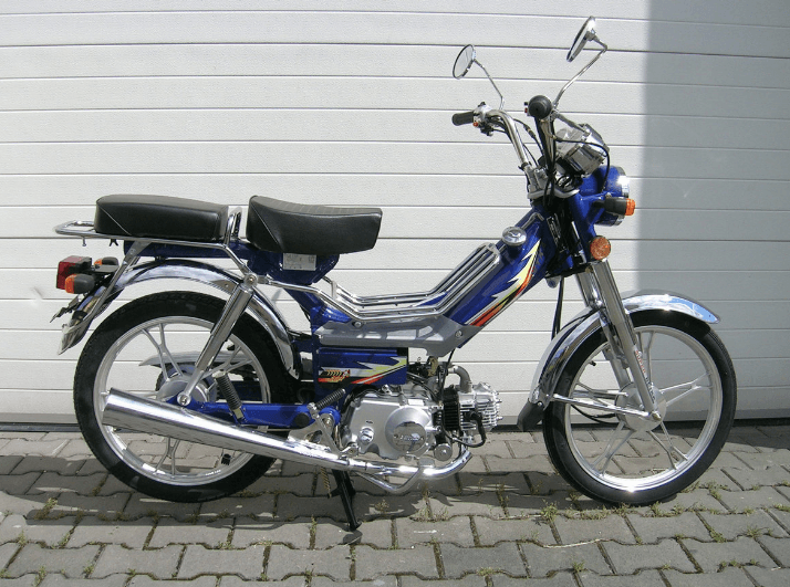 Motocykl Betka s přilbou a dárkem