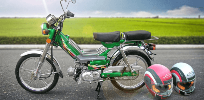 Motocykl Betka s přilbou a dárkem