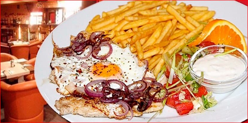 150g kuřecí steak s volským okem a hranolky