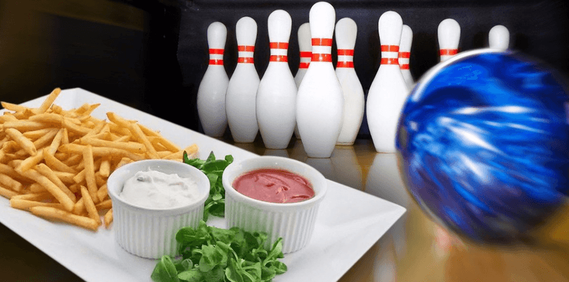 Hodinová zábava na bowlingu a nálož hranolků