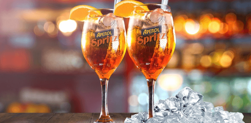 Dvě skleničky osvěžujícího Aperolu Spritz