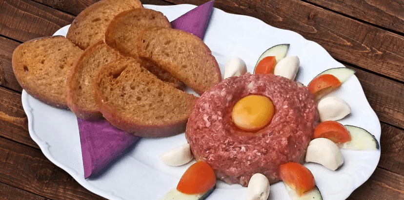 200g tatarský biftek a k němu topinky s česnekem