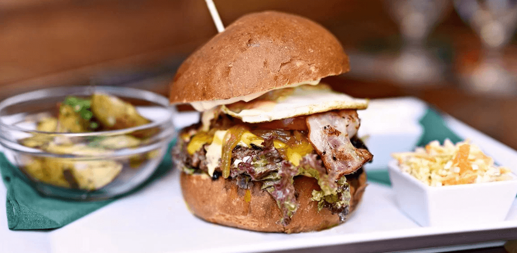 150gramový burger s přílohou a nápojem
