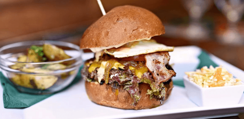 150gramový burger s přílohou a nápojem