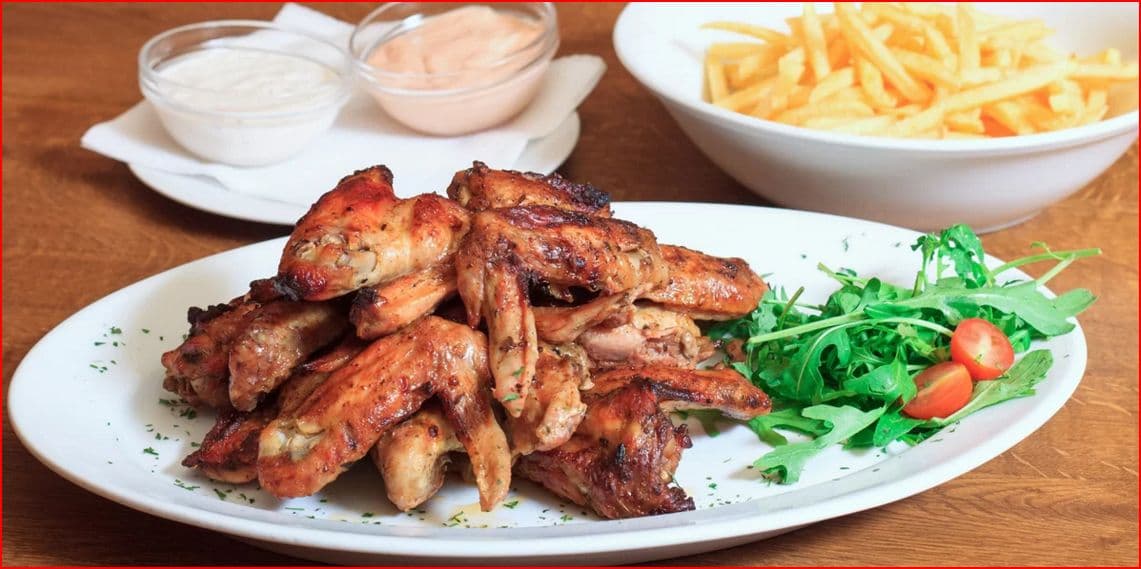 Kilo marinovaných křidélek s hranolky pro dva