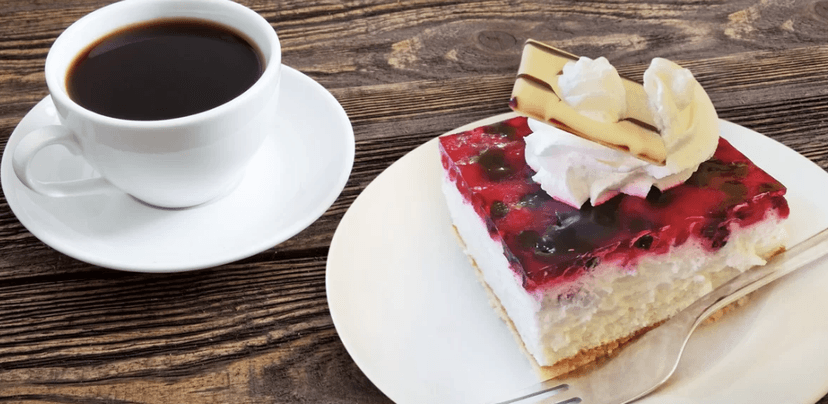 Dva domácí zákusky a espresso 