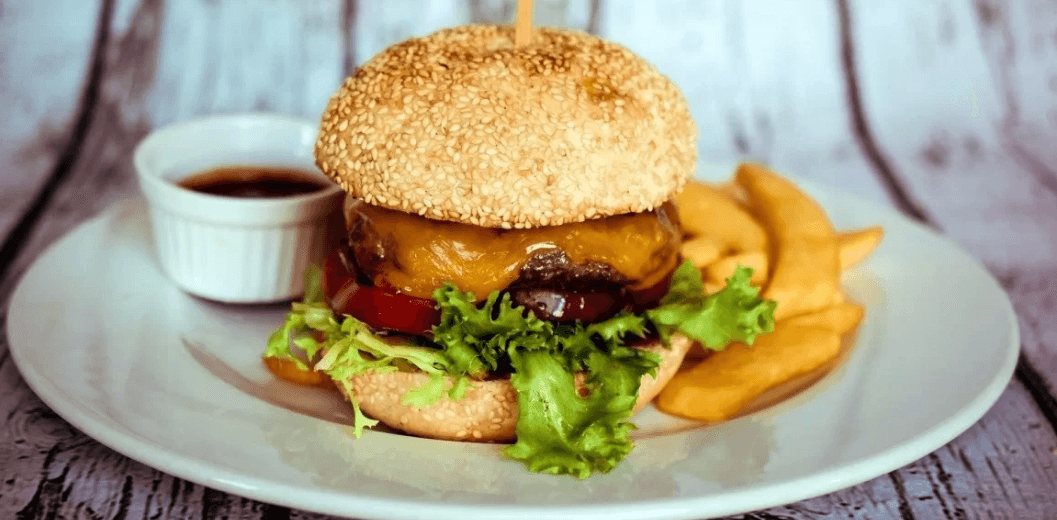 Dva domácí burgery s hranolky