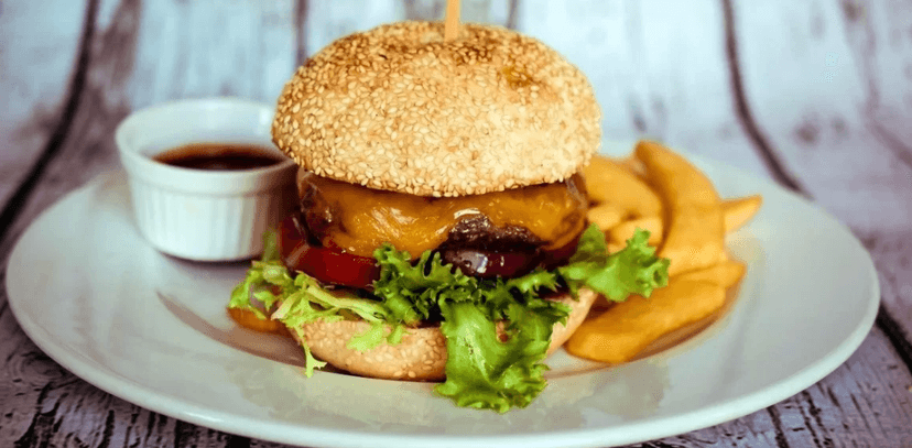 Dva domácí burgery s hranolky