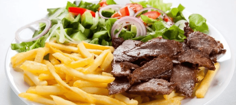 Kebab talíř s hranolky a nápojem