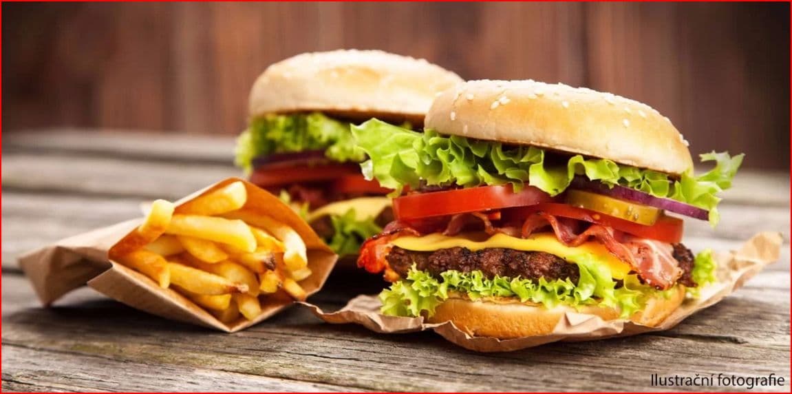 Dva naducané hovězí burgery s hranolky