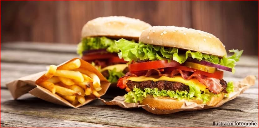 Dva naducané hovězí burgery s hranolky