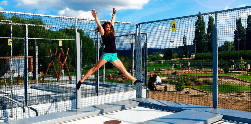 Skákání na profesionální trampolíně 