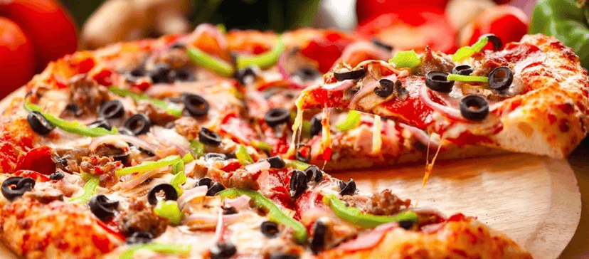 2 lahodné a hojně zdobené pizzy