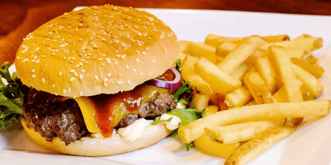 Vynikající burger menu s domácími hranolky
