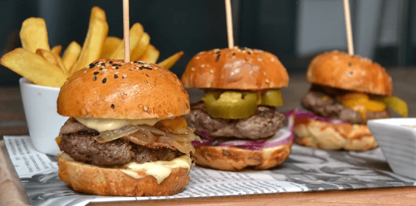 Tři domácí miniburgery, hranolky a tatarka