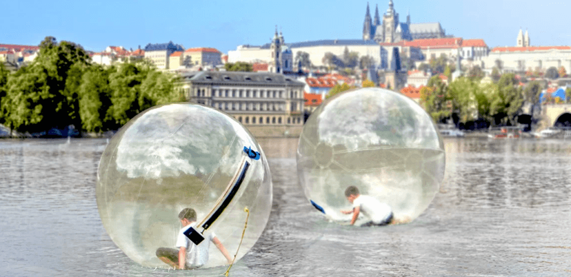 Water zorbing na vodě
