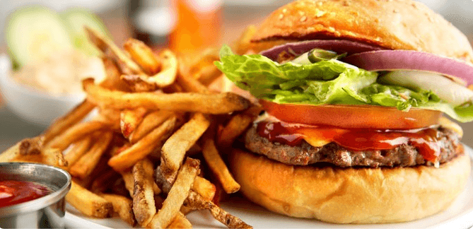 Vepřový burger s hranolkami