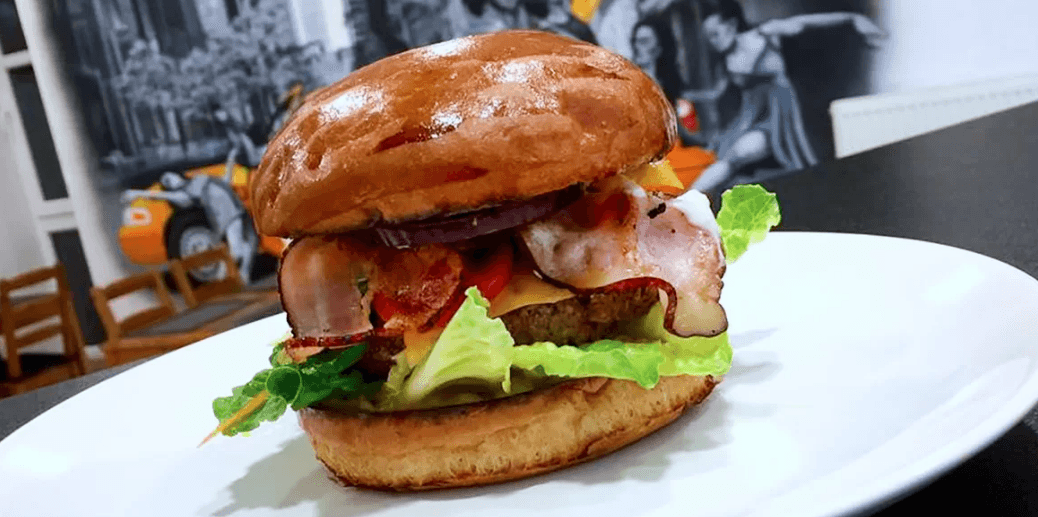 Burger dle výběru + hranolky a salát