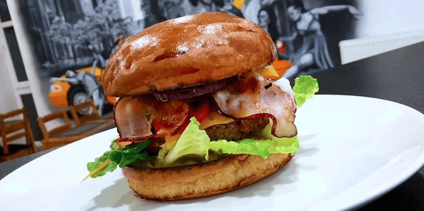 Burger dle výběru + hranolky a salát