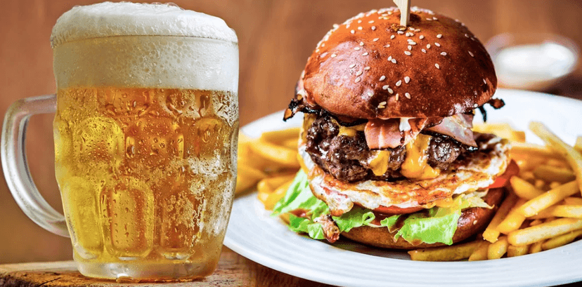 Vegetariánský burger a půllitr pivka