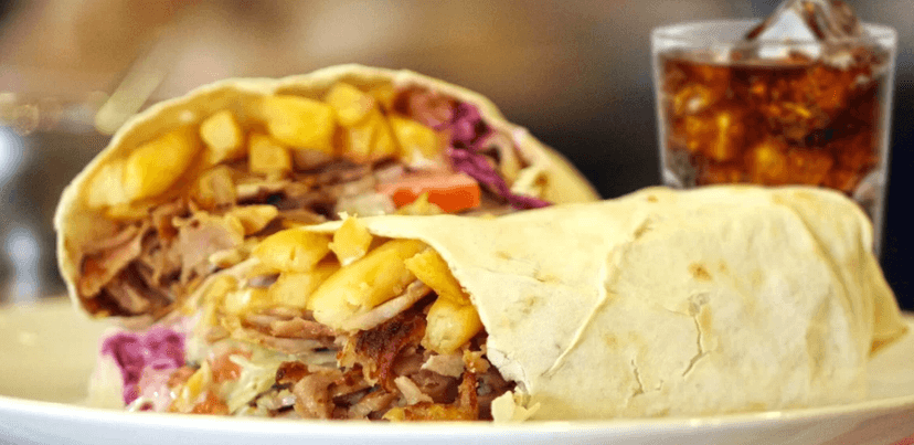 Kebab s hranolky a nápojem