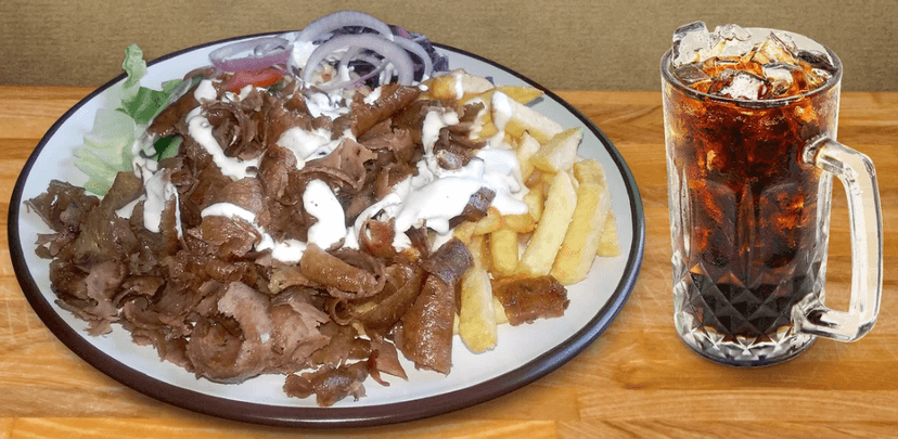 Kebab talíř s hranolky a nápojem