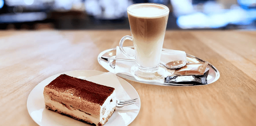 Šálek kávy a tiramisu