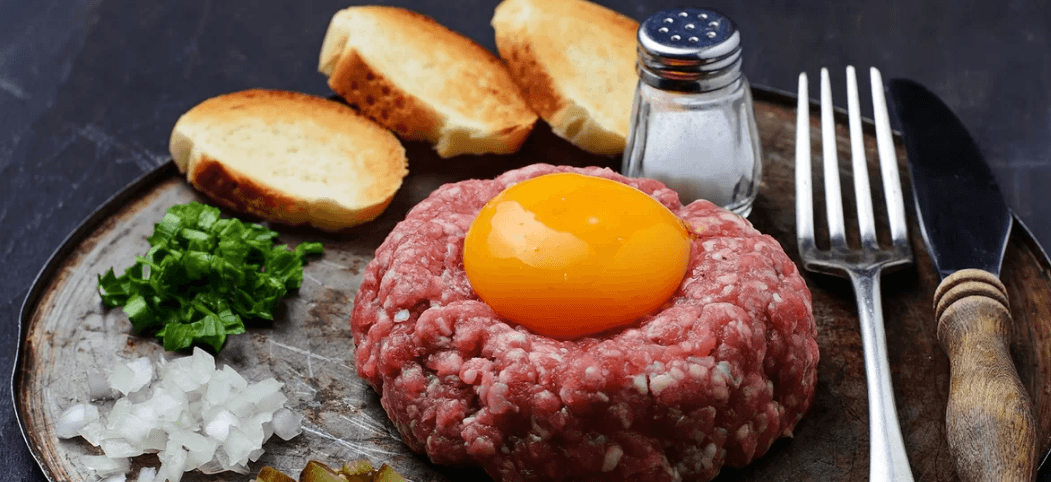 200g tatarský biftek a křupavé topinky