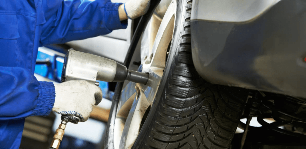 Prohlídka automobilu s přezutím kol