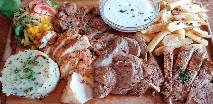 Steakové prkno s přílohami pro partu