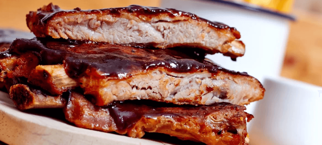 Kilo masitých uzených žebírek z grilu 