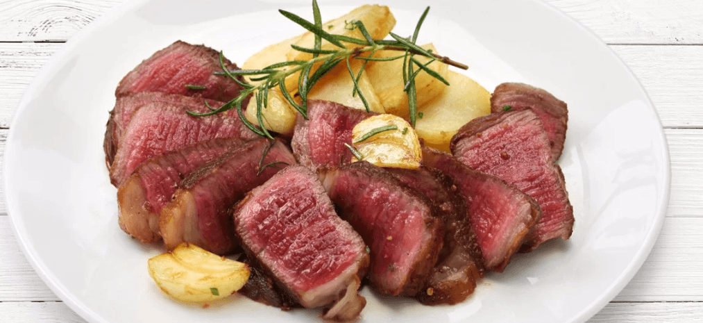 Roastbeef s brambůrky a tatarkou pro 2