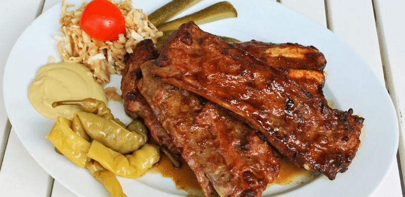 650g žebírek na medu s oblohou a pečivem