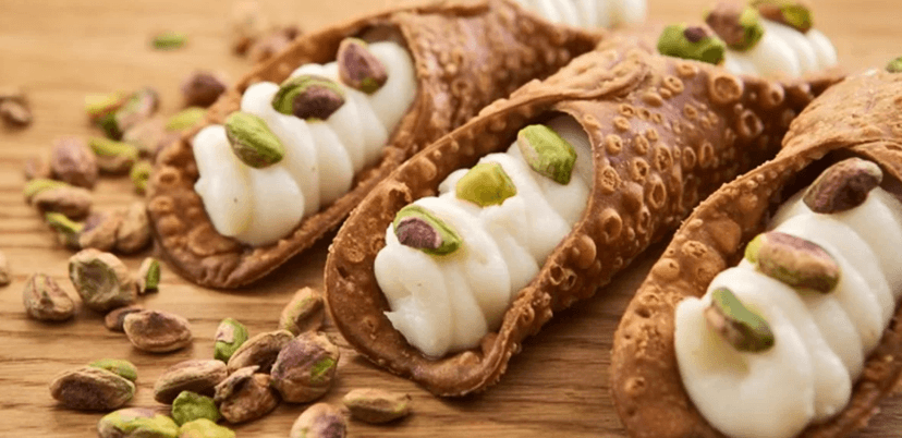 Plněné trubičky cannoli a horký nápoj