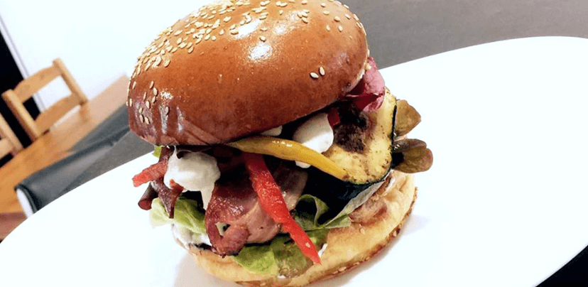 Fall burger + hranolek + salát Coleslaw 