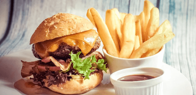 2 hovězí burgery Deluxe s hranolky