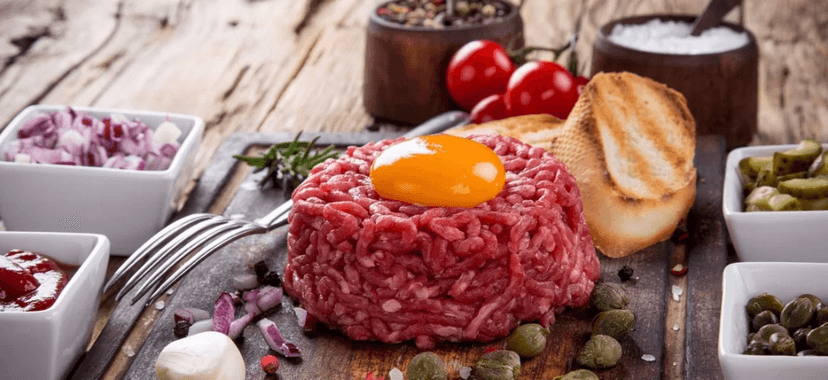 150g tatarák + 6 topinek