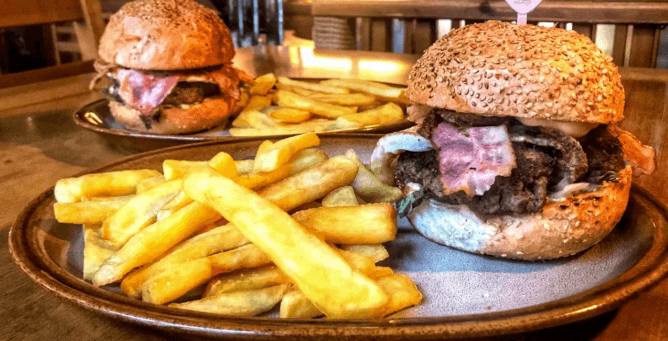 2 × 250g hovězí burger + hranolky