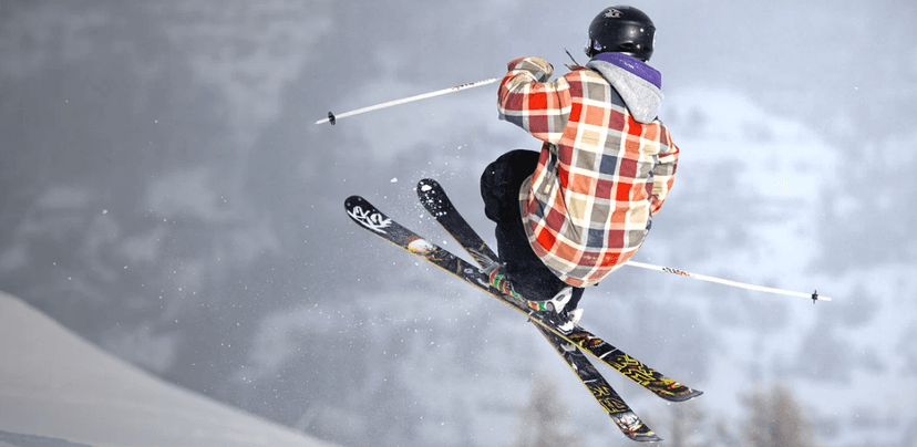 Skok do air bagu na lyžích nebo snowboardu