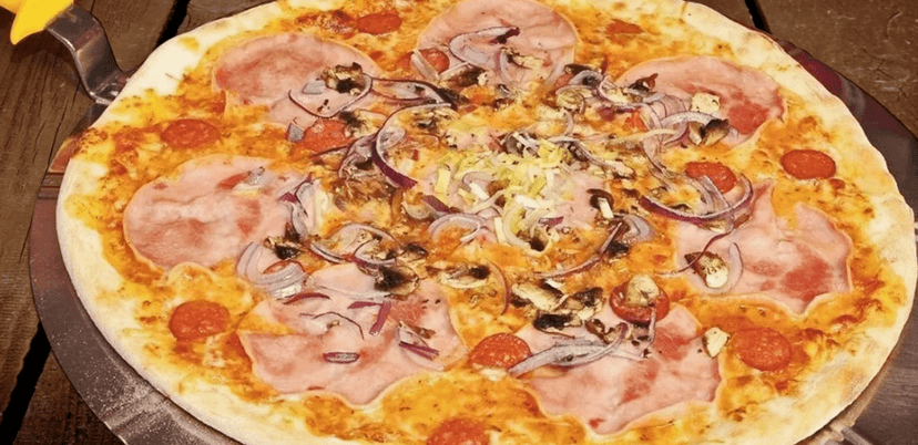 2 čerstvě nazdobené pizzy 