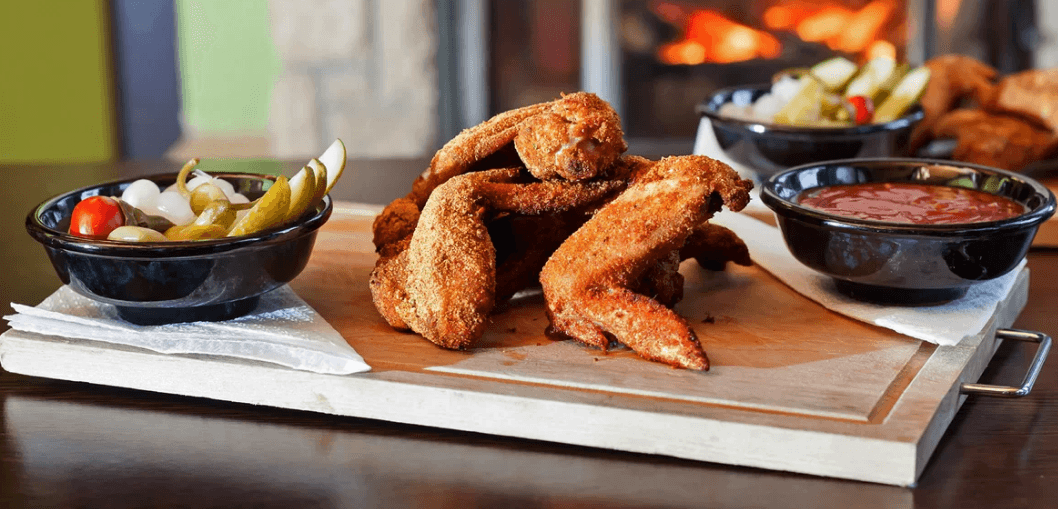 1kg kuřecích křidélek s farmářskou omáčkou