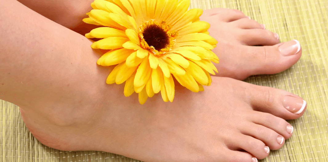 Pedikúra s regenerační maskou, masáží chodidel
